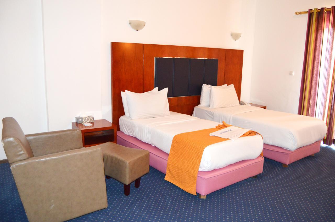 Leon Hotel Kinshasa Zimmer foto